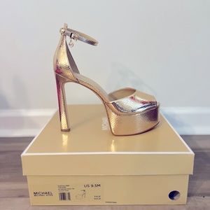 MICHAEL KORS Martina Metallic Snake Embossed
Leather Peep-Toe Platform Pump NEW